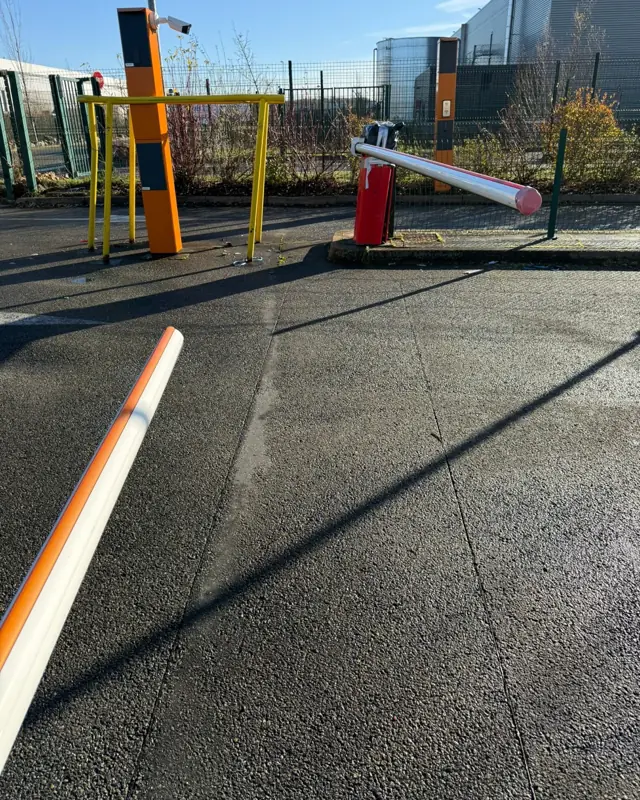Remplacement de la lisse d'une barrière levante sur un parking d'entreprise